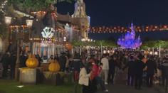 Čína kvůli covidu uzavřela Disneyland. Uvěznila v něm tisíce návštěvníků