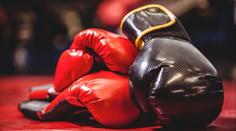 Boxerská tragédie v přímém přenosu. Mistryně světa po knokautu bojuje o život