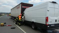 Nehoda nákladního auta a dodávky zablokovala dálnici D1, jeden zraněný