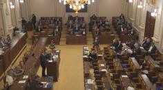 Poslanci si odmítli zmrazit platy. Od příštího roku porostou o tisíce korun