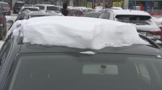Zasněžené auto musíte očistit. Jinak hrozí vysoké pokuty