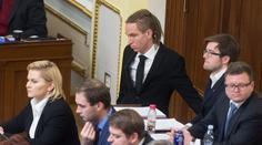 Piráti chtějí politikům sebrat peníze. Podporu ale hledají těžko