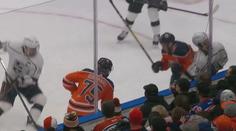 Ze střelce ranařem. McDavid byl po ostrém faulu vyloučen do konce zápasu