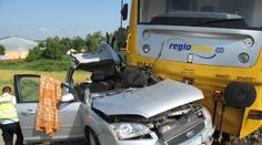 Auto jelo vedle vlaku, pak náhle pod něj. Řidič srážku nepřežil!