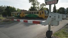 VIDEO: Kamion uvázl na kolejích. Řidič odtahovky mu zachránil život