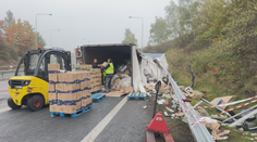 U Pražského okruhu se převrátil kamion. Sjezd v Řepích byl 12 hodin uzavřený