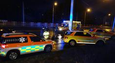 Otec se synkem šli na červenou, smetlo je projíždějící auto