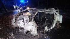 Auto po nárazu do stromu vzplálo, člověk za volantem uhořel