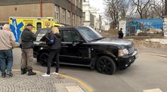 Ozbrojený muž ujížděl v teréňáku Prahou, policisté museli střílet!