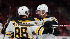 Řádění českých hráčů v NHL. Pastrňák udělal čtyři body, Krejčí s Nečasem tři