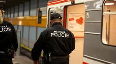 Muž před policisty utekl do tunelu, metro na lince A se zastavilo!