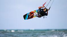Poryv odhodil muže na kiteboardu do sloupu, na místě zemřel!