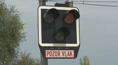 VIDEO: Děti i dospělí podlézali železniční závory. Teď je hledá policie