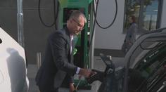 Pracovní i relaxační zóna. Brno představilo dobíjecí areál pro elektromobily