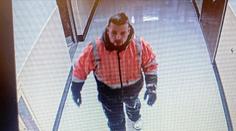 Řidič kamionu se vloupal do školy, aby ve sněhové bouři zachránil přes 20 lidí z uvíznutých aut