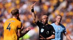 Drsný faul v Premier League. Bek Wolves zastavil hvězdu City kung-fu kopem