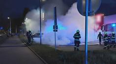 Opilý muž bez řidičáku v Pardubicích vezl v autě ženu a dítě. Vůz zničil požár