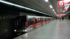 VELKÁ ANKETA dopravního podniku: Má být v metru poslední vagon pro nezadané?