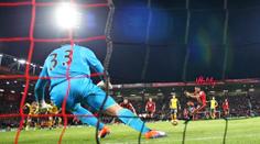 Čech dostal tři góly i jesle! Arsenal ale ztracený zápas zachránil
