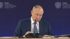 Napuchlému Putinovi došel dech. Pořád se olizoval a usínal před kamerami