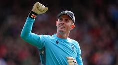 Výsměch fanouškům Reds. Brankář Nottinghamu jim ukázal sprosté gesto