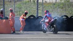 Trpký konec pro Márqueze. V závodě mu začala hořet motorka, musel ji odstavit