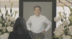 Japonci dali poslední sbohem expremiérovi Abemu. Zabil ho atentátník