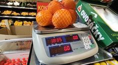 Balení ovoce v supermarketu bylo lehčí, než garantovala cenovka