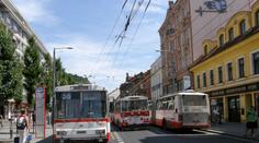 Žena si skřípla ruku ve dveřích trolejbusu! Řidič si nevšiml, jel dál