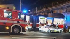 Další brněnský řidič zkoušel přetlačit tramvaj. Ta auto slisovala ke zdi