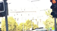 V Praze zkolabovala doprava. Auto v centru strhlo trolej