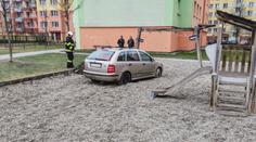 Řidič zaparkoval na dětském hřišti. Cestou poškodil několik aut