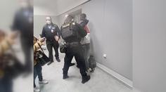 Policie dopadla mezinárodně hledaného muže. Údajně vraždil v Indii