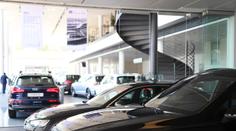 Rodiče vzali do prodejny tříleté dítě. Na luxusní auta kreslilo kamínkem