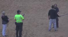 Šílenec s mečem ohrožoval Pražany! Policisté se na něj vrhli