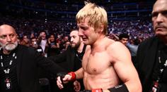 UFC zápasník poslal po výhře dojemný vzkaz. Věnoval ho zesnulým kamarádům