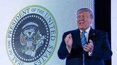 Trumpova potupa: Při proslovu za ním promítli upravený znak