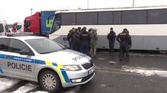 Srbští fanoušci řádili na benzínce na D1. Doplatili na graffiti na zdi