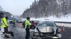 Řidič doléval ostřikovače, postupně do něj narazila další dvě auta