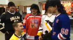 PŘÍSAHEJ NA JÁGRA: Fanoušci pasovali do klubu novice z Bostonu