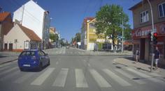 Nebezpečné manévry v Budějovicích. Řidič riskoval jízdou na červenou
