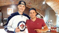 Hokejista Winnipegu Špaček: Podpořil nemocného hokejbalistu!