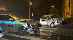 Policejní vůz se srazil s fordem, ten zbořil semafor a proboural zeď