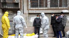 Čína vydala pravidla pro pohřby obětí. Pozůstalí se nestíhají rozloučit