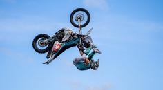 Podmol ukázal nový trik na motorce pro Dakar. Patami tleskl o navigační věž
