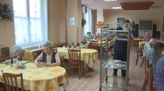 Domovy důchodců nemají peníze. Někde kvůli tomu přijdou senioři o svačiny