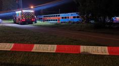 Vlak v Benešově srazil dva lidi, žena na místě zemřela