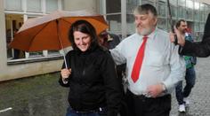 Manželce, kterou nechal popravit, přinesl Jonák po 18 letech fialové gerbery
