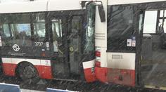 Černý den v Praze! Havarovali policisté i autobusy. Zranilo se 8 lidí