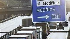 Kolaps na dálnici D2 u Brna. Nehoda způsobila dlouhé kolony v obou směrech